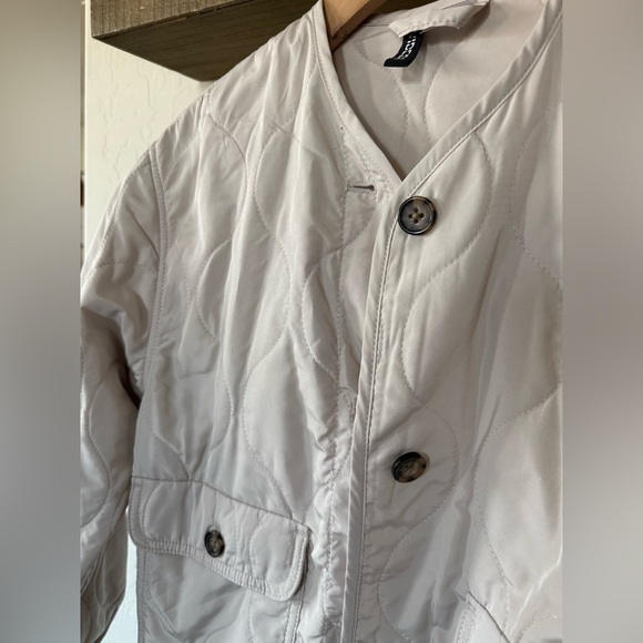 H&M divided|Neutral quilted puffer jacket,lightweight style in button down•••XS - Picture 7 of 13